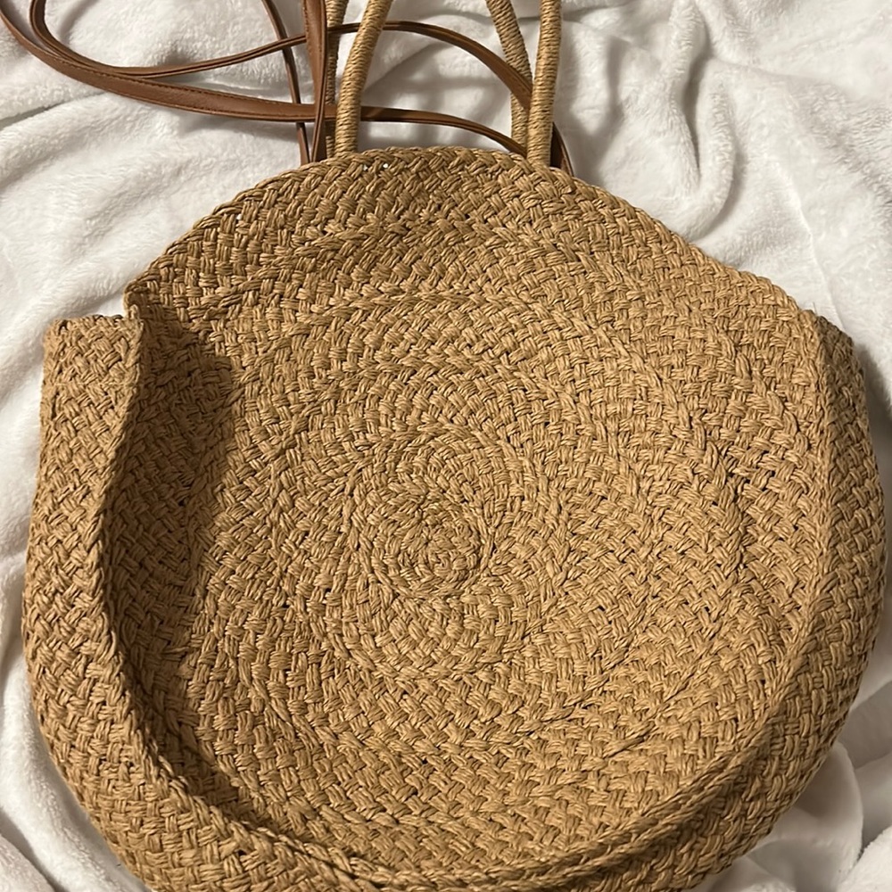 Round wicker purse